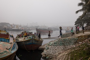 Dhaka - Sulle rive del Buriganga, tutti i giorni, sin dalle prime luci dell'alba al tramonto, uomini e donne scaricano intere navi di sabbia e carbone provenienti da India e Pakistan per 2 centesimi a cesta