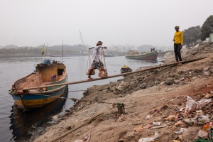 Dhaka - Sulle del Buriganga, tutti i giorni, sin dalle prime luci dell'alba al tramonto, uomini e donne scaricano intere navi di sabbia e carbone provenienti da India e Pakistan per 2 centesimi a cesta